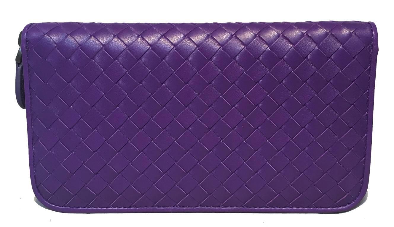 FABULOUS Bottega Veneta purple leather wallet in like new excellent condition.  Purple woven lambskin leather exterior trimmed with a full zipper closure.  Purple leather lined interior with 12 slit pockets and a centered zippered pocket.  Excellent