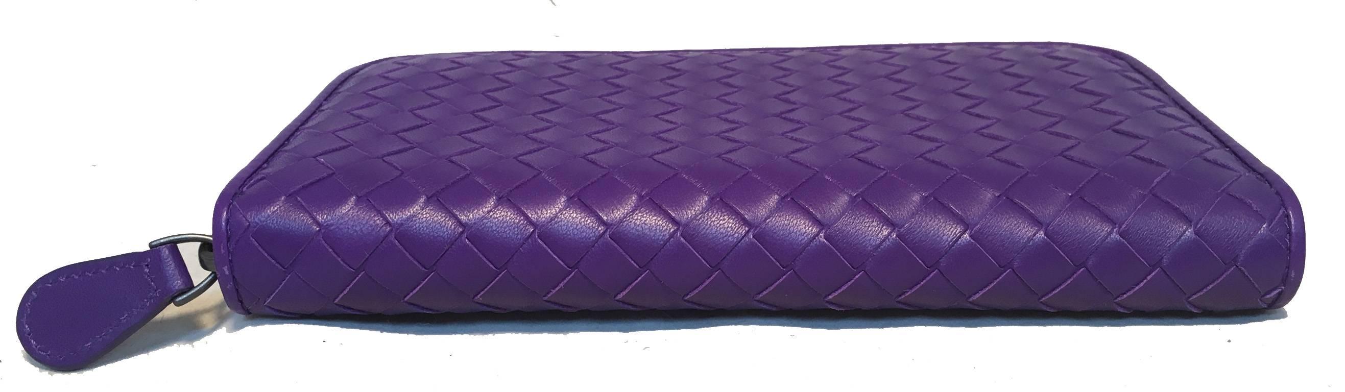 Bottega Veneta Purple Woven Leather Zip Wallet In Excellent Condition In Philadelphia, PA