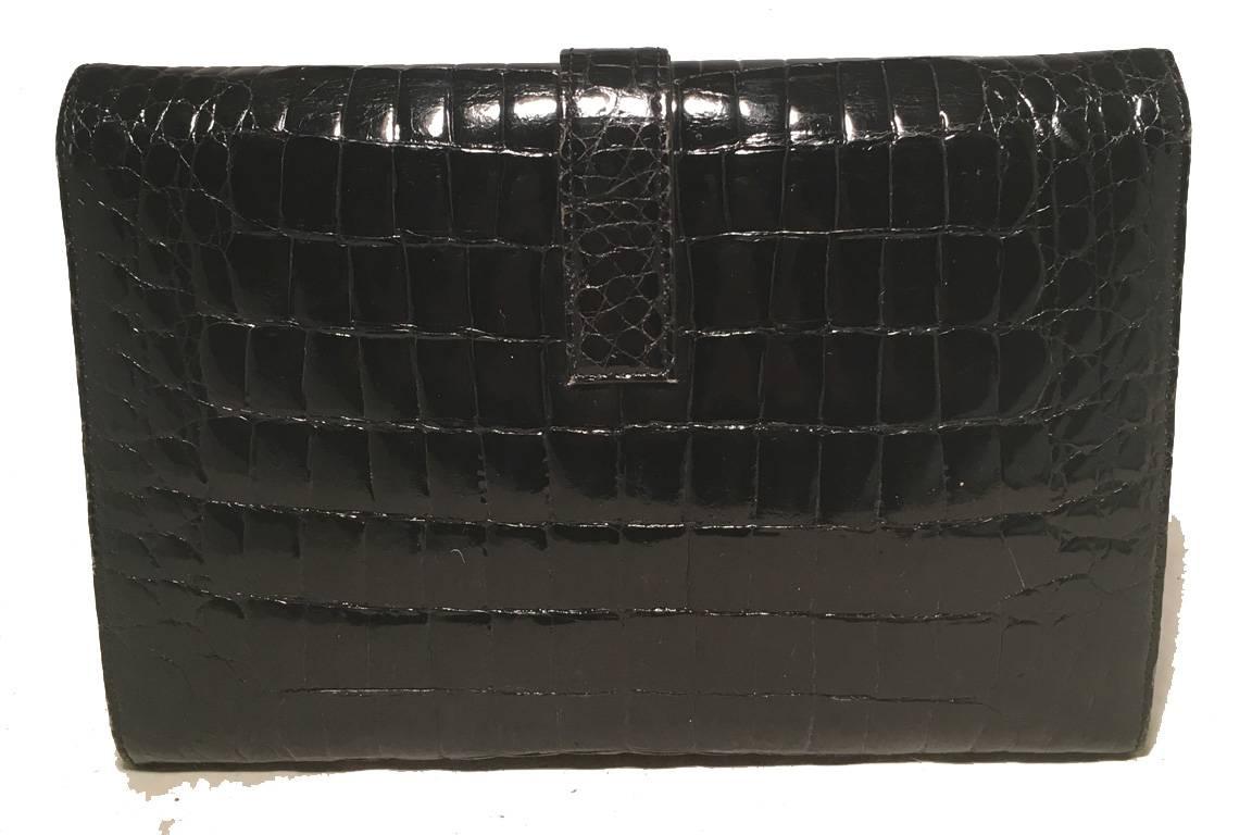GORGEOUS Eileen Kramer black alligator clutch in very good vintage condition. Black alligator exterior with a front strap snap closure. Black leather lined interior with one small side zippered pocket. Very good condition, no smells or stains. Light