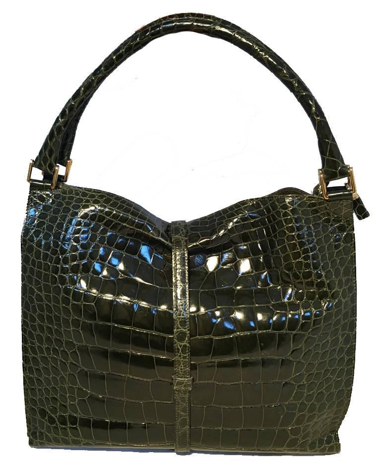 Gorgeous Vintage Titti Dell'acqua green alligator shoulder bag in excellent condition.  Dark green alligator leather exterior trimmed with gold hardware.  Front strap kelly style twist closure opens to a black leather lined interior with one side