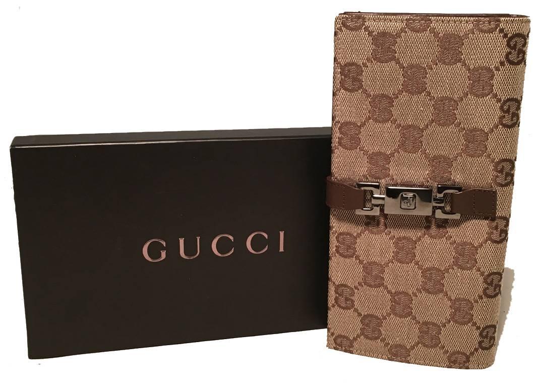 TIMELESS GUCCI monogram canvas and leather wallet in excellent condition.  Signature monogram canvas exterior trimmed with brown leather and gunmetal hardware.  Bi-fold style interior lined with brown leather has multiple credit card slots, pockets,