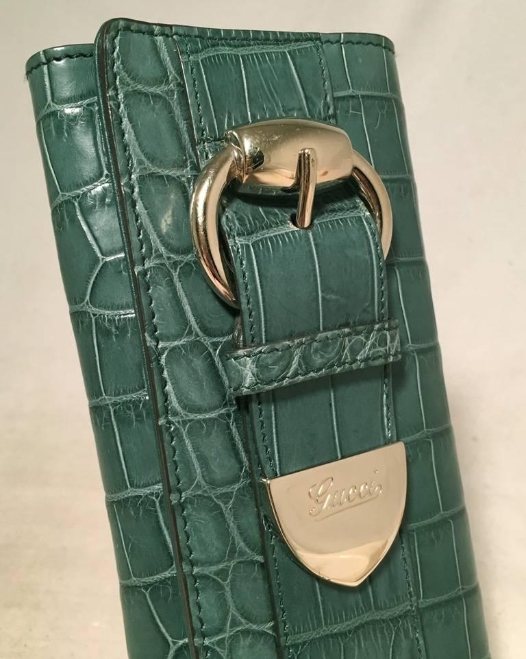 Gucci Green Alligator Wallet Clutch In Excellent Condition In Philadelphia, PA