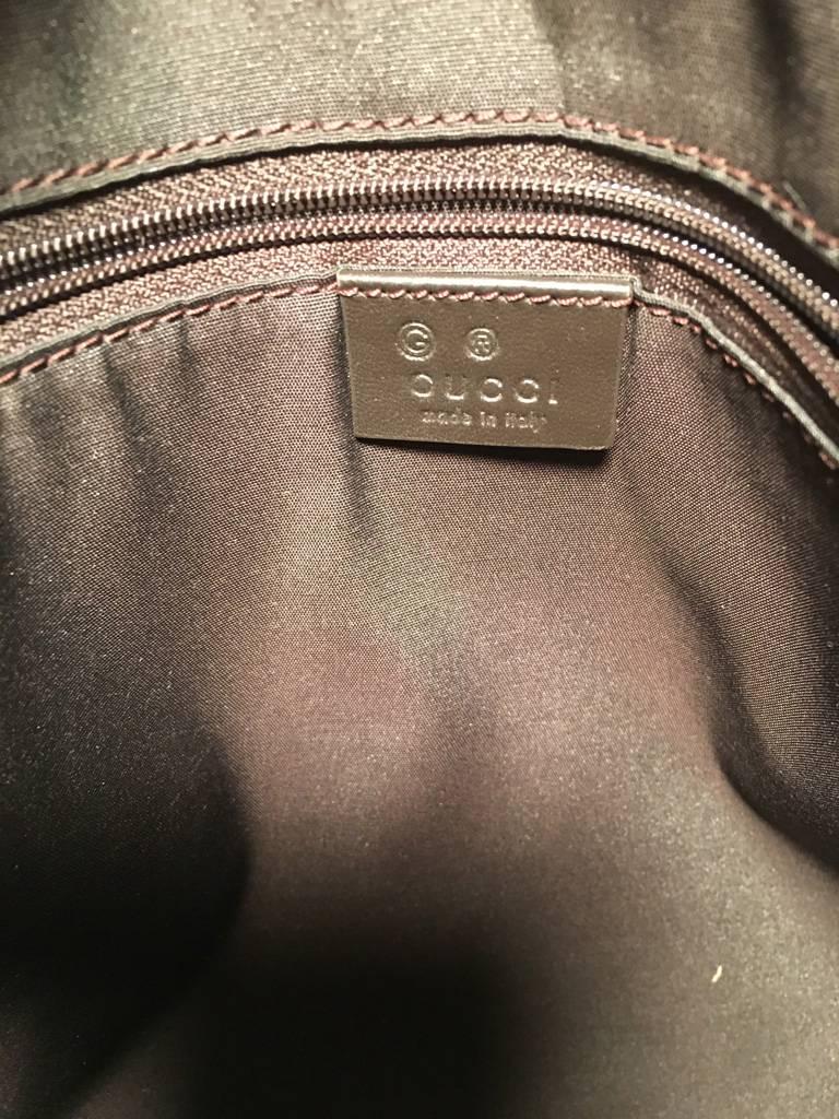 Gucci XL Beschichtete Monogramm- Messenger-Umhängetasche aus Segeltuch für Damen oder Herren im Angebot