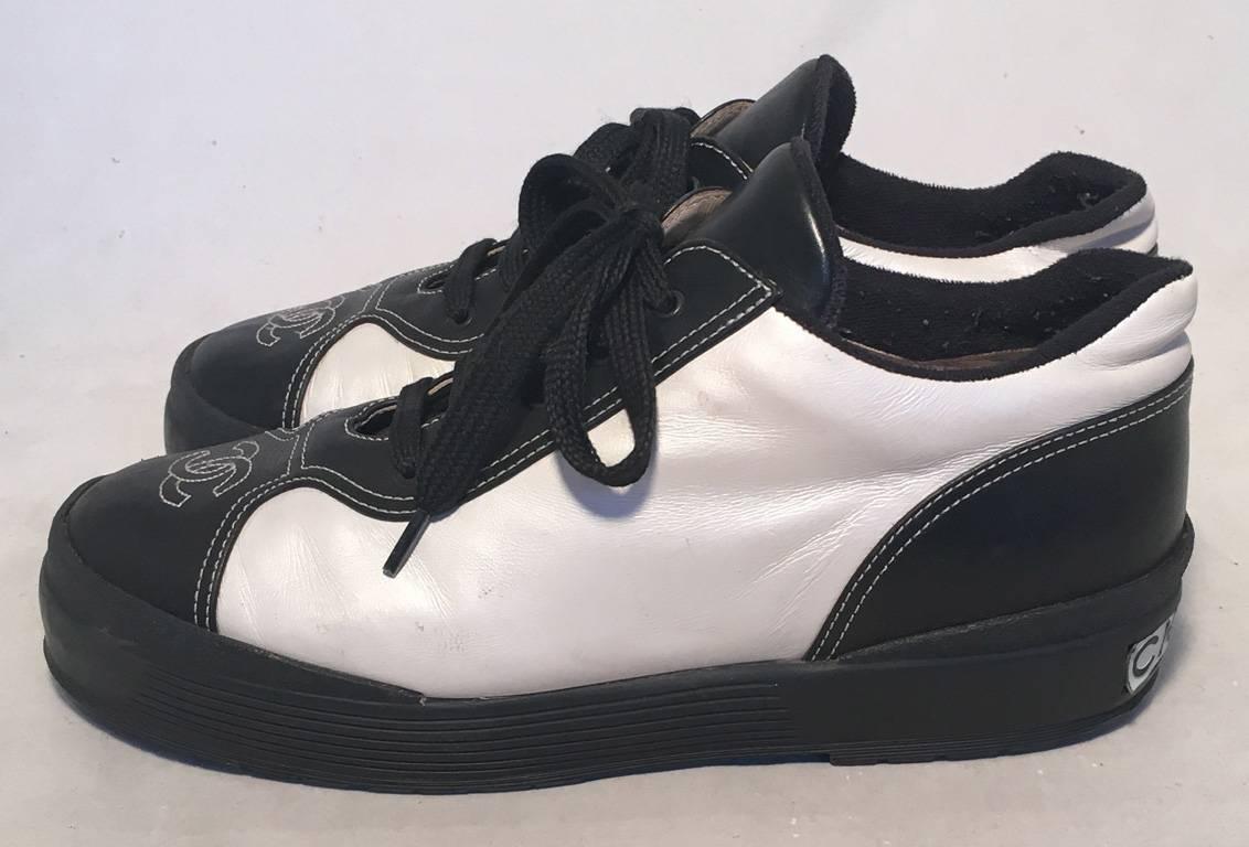 Noir Baskets Chanel en cuir noir et blanc pour femmes