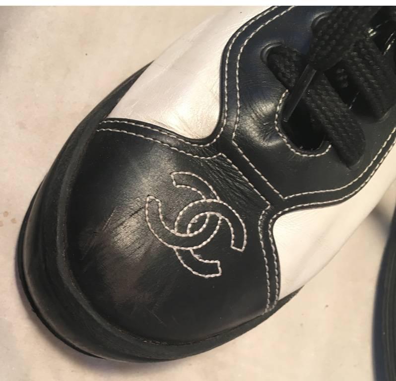 Baskets Chanel en cuir noir et blanc pour femmes 4
