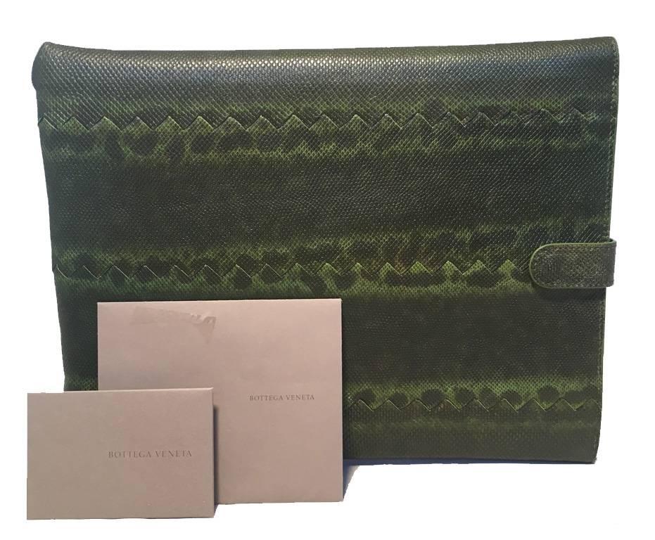 Etui pour ipad Bottega Veneta en lézard vert en excellent état.  Extérieur en cuir de lézard vert, doublure matelassée et fermeture supérieure par bouton-pression.  Intérieur doublé en nylon brun clair avec un rembourrage caché à l'intérieur pour