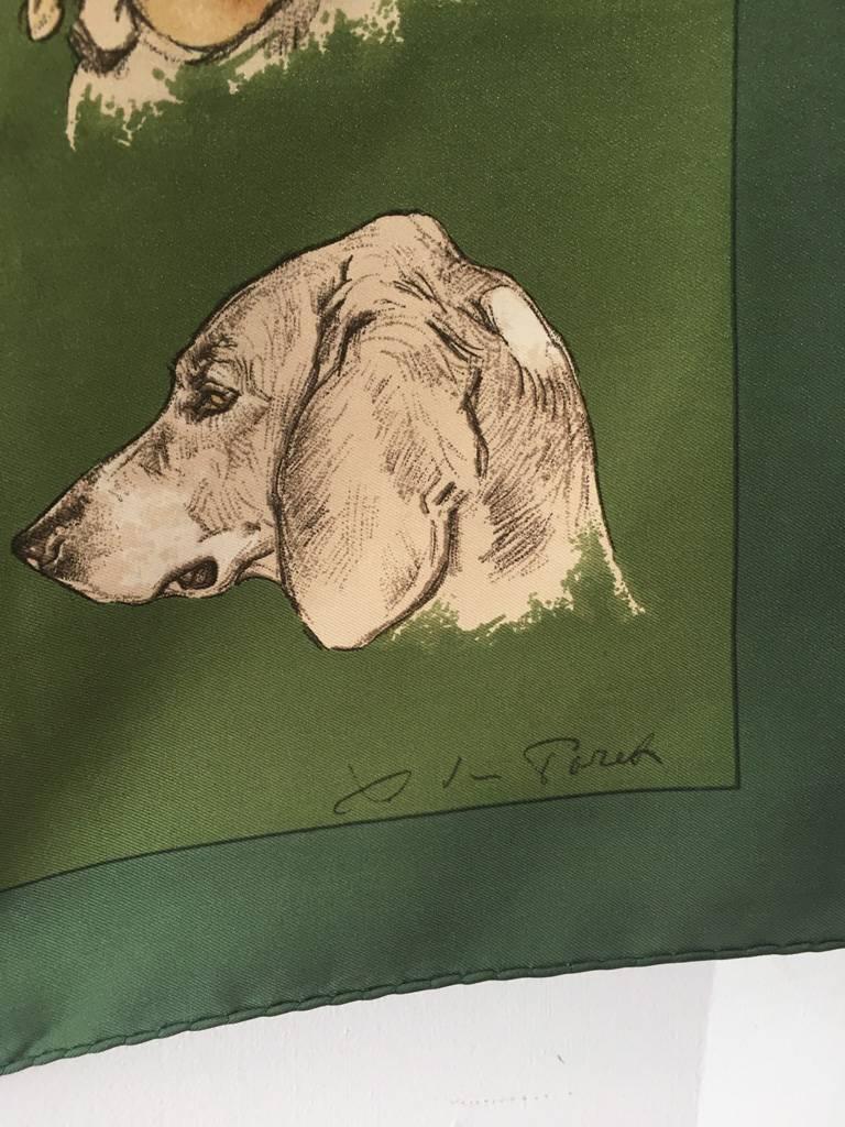  Hermes Echarpe en soie verte imprimée chien monarque c1970s Unisexe 