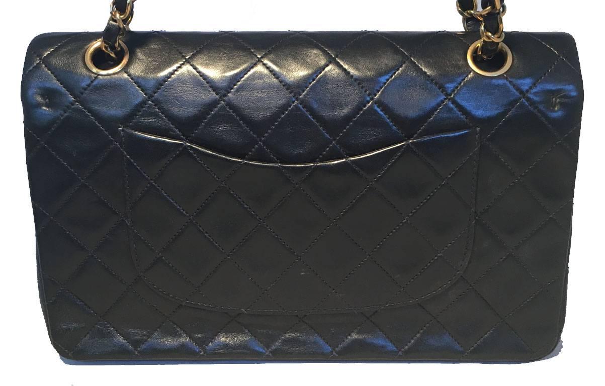 STUNNING Chanel black 10inch 2.55 double flap classic in very good condition. Quilted lambskin leather exterior trimmed with gold hardware and a woven chain and leather shoulder strap. Front CC logo twist closure opens via double flap to a maroon