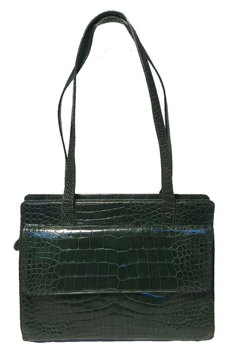 BEAUTIFUL Gucci green alligator shoulder bag in very good vintage condition.  Green alligator leather exterior trimmed with gold hardware and double shoulder straps.  2 exterior flap pockets along both front and back sides for added storage.  Top