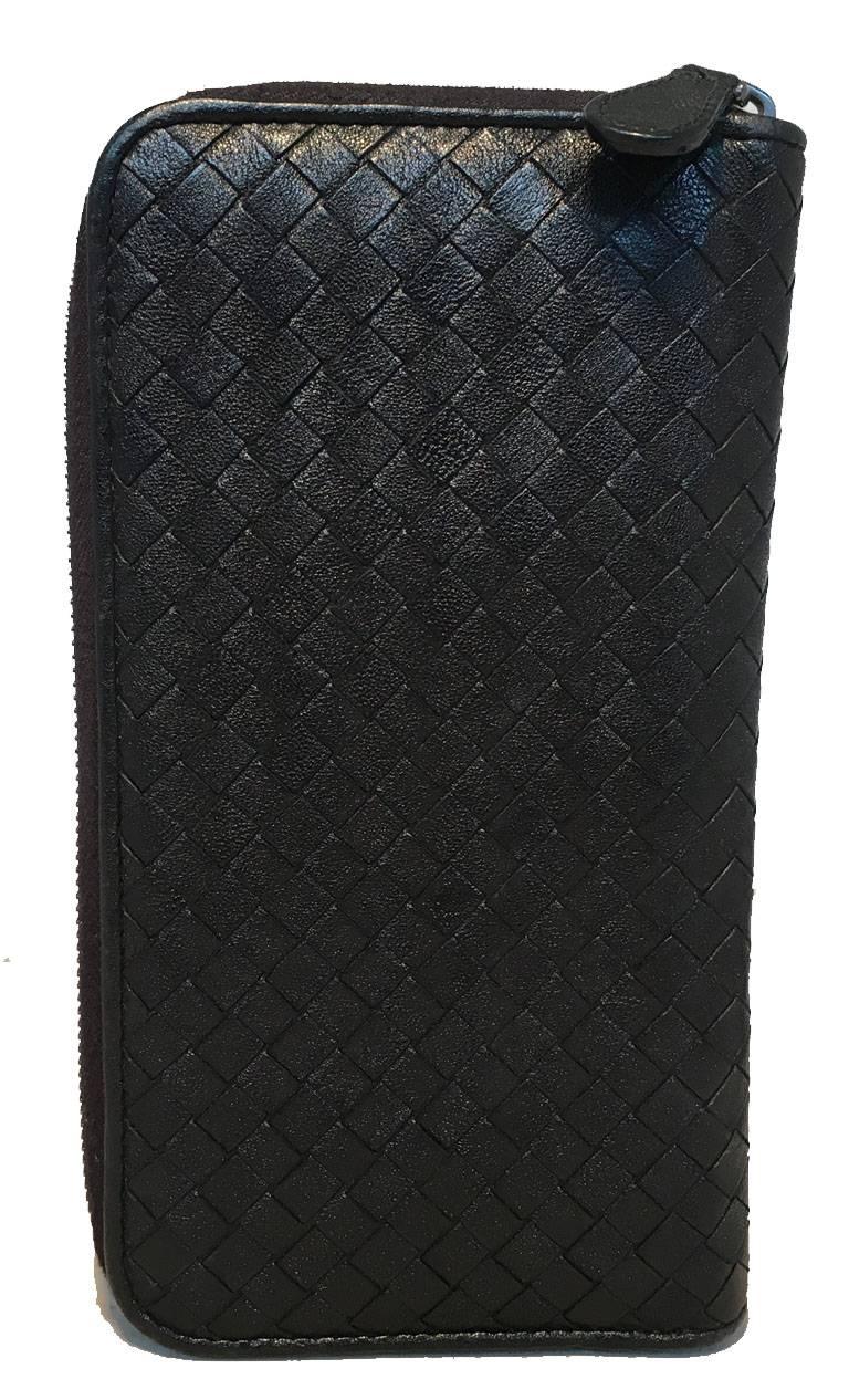 BEAUTIFUL Bottega Veneta black leather wallet in excellent condition.  Signature woven black leather exterior trimmed with silver hardware.  Full zipper closure opens to a black leather lined interior that holds 11 credit card slots, 2 slit side