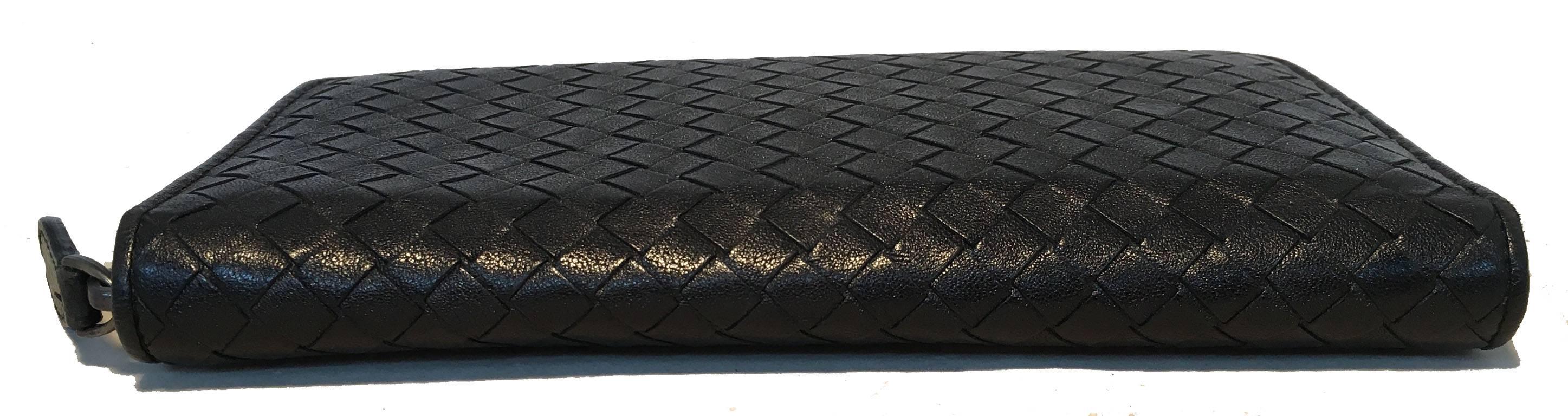 Bottega Veneta Woven Black Leather Zipper Wallet In Excellent Condition In Philadelphia, PA