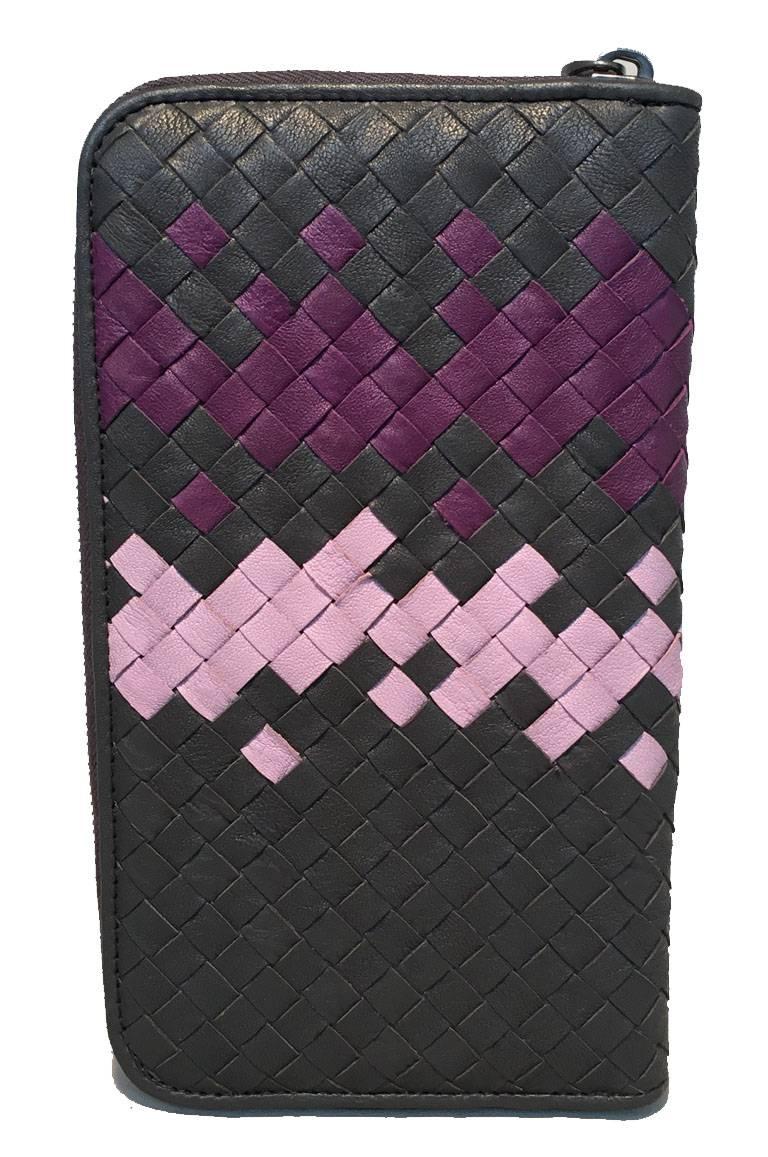 BEAU PORTEFEUILLE zippé en cuir tissé Bottega Veneta en excellent état.  Extérieur en cuir gris et violet tissé signature, garni de matériel en bronze.  La fermeture à glissière complète s'ouvre sur un intérieur doublé de cuir gris qui contient 12