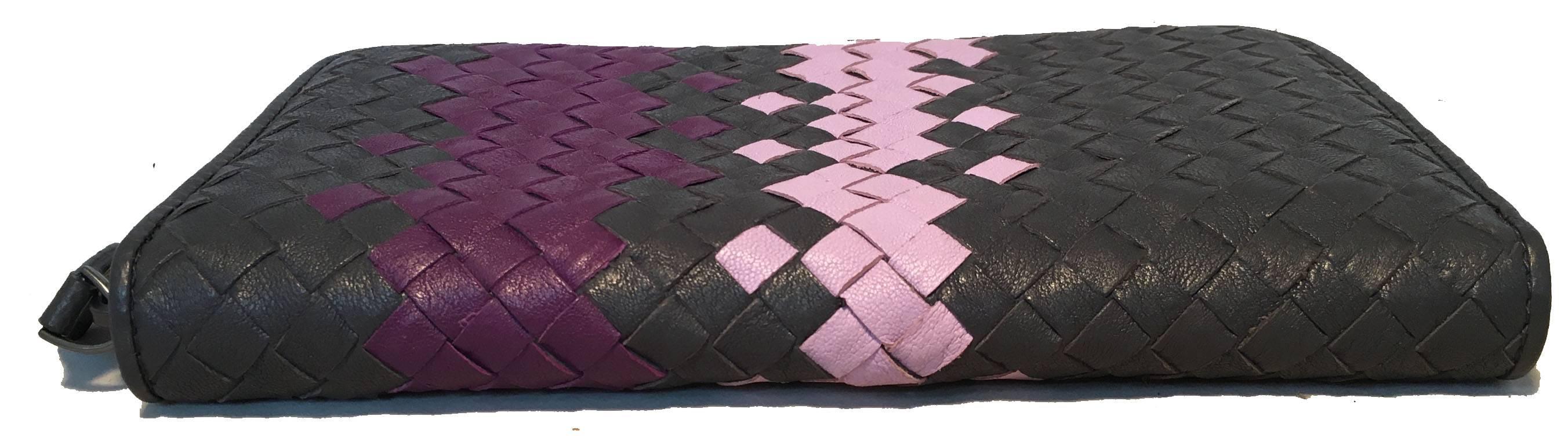 Gris Bottega Veneta - Portefeuille à fermeture éclair en cuir tissé gris et violet en vente