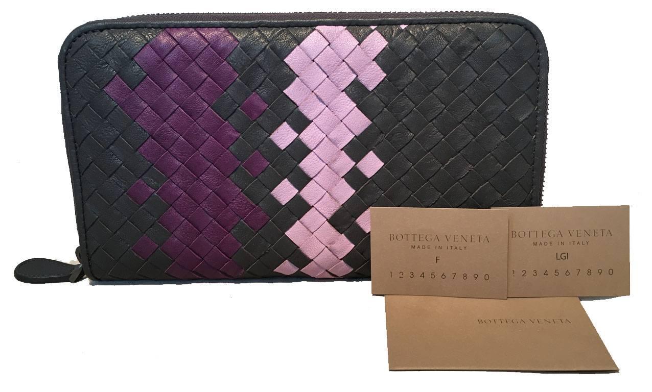 Bottega Veneta - Portefeuille à fermeture éclair en cuir tissé gris et violet en vente 3