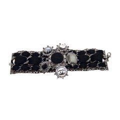 Chanel Armband mit Charme aus schwarzer Wolle und Rotguss in limitierter Auflage 