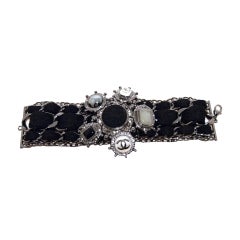Chanel Pulsera con Encanto de Lana Negra y Gunmetal Edición Limitada