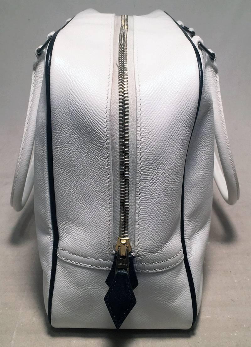 Gorgeous Hermes Black and White Plume 32cm Tote Handtasche in sehr gutem Zustand.  Weißes Veau-Grain-Leder mit schwarzen Lederpaspeln.  Doppelte Kordelgriffe oben und durchgehender Reißverschluss oben.  Innen mit schwarzem Leder gefüttert, mit 2