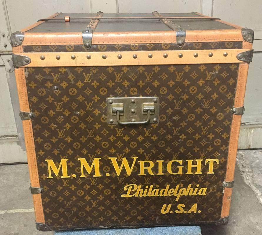 GORGEOUS Louis Vuitton monogram cube trunk in excellent
condition. Monogram canvas exterior trimmed with wood and brass hardware.
Top triple latch closure opens to a beige canvas lined interior that holds
one storage shelf and one larger storage