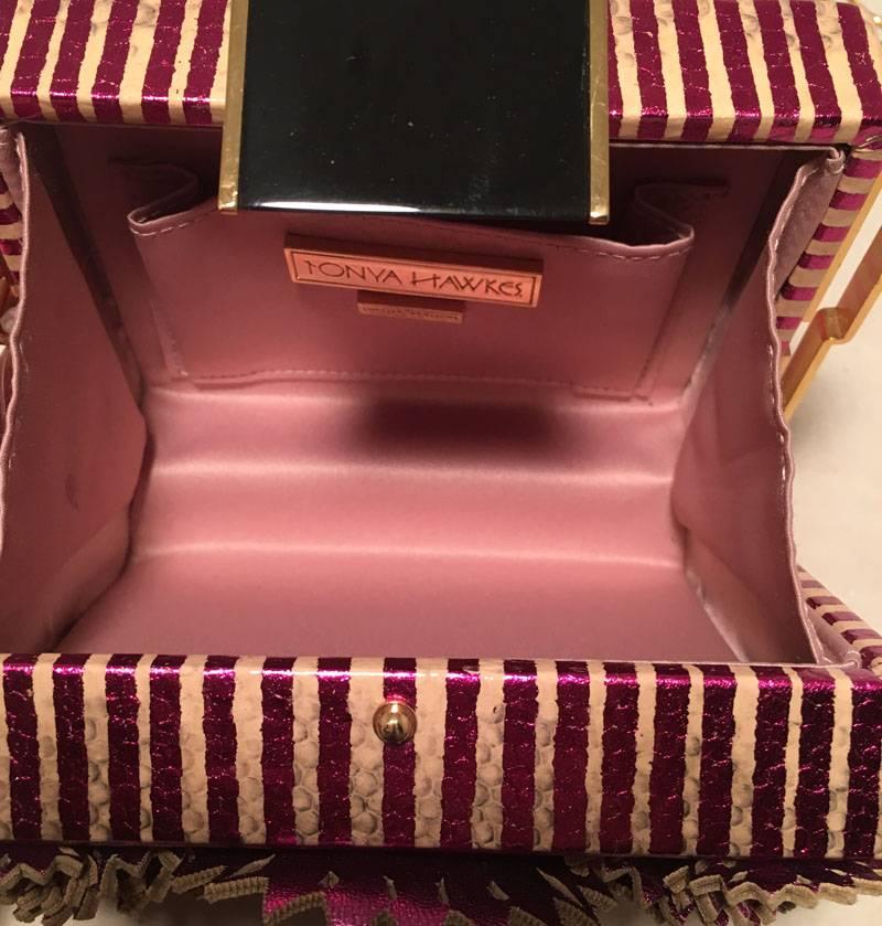 Tonya Hawkes - Sac à bandoulière de soirée en cuir à fleurs violettes avec boîte découpée Pour femmes en vente