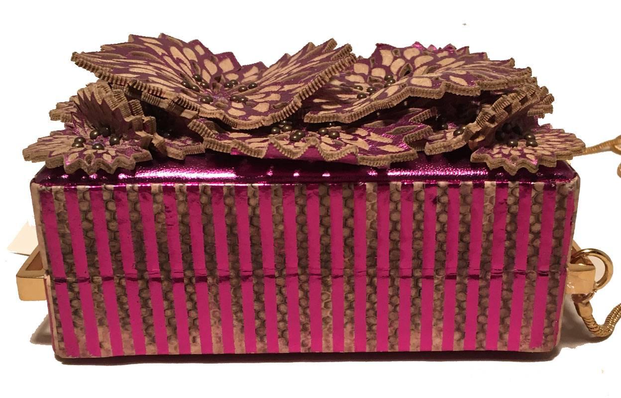 Tonya Hawkes - Sac à bandoulière de soirée en cuir à fleurs violettes avec boîte découpée Excellent état - En vente à Philadelphia, PA
