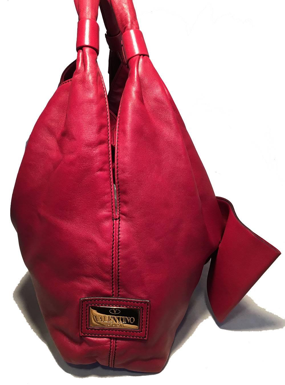 BEAUTIFUL Valentino Red Leather Bow Front Hobo Shoulder Bag in very good condition.  Soft red leather exterior with an amazing leather bow detail along the front side and soft double shoulder straps for comfortable carrying. Black satin lined