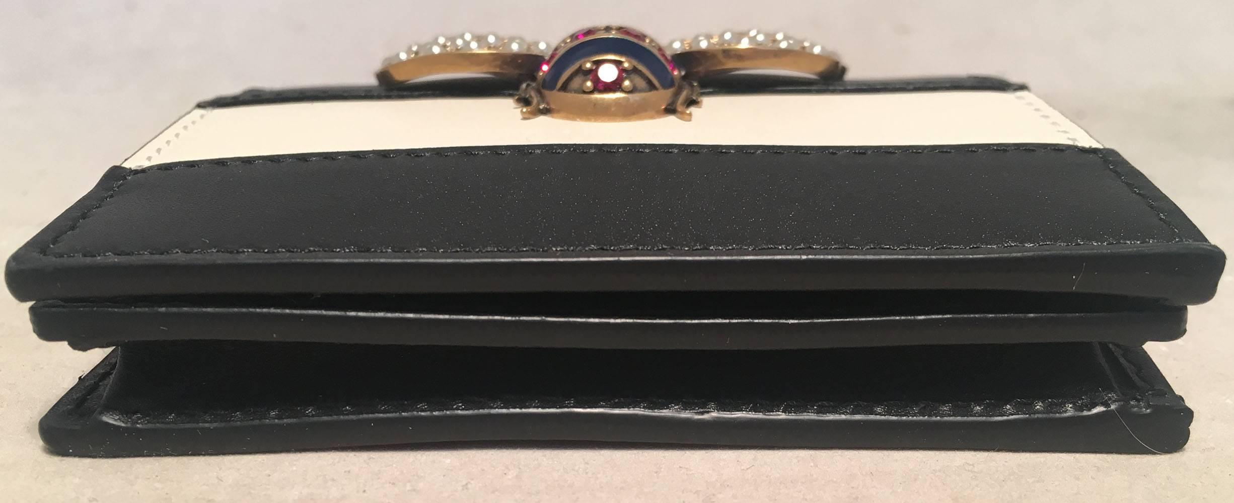 NWOT Gucci Small Navy and Cream Striped Leather Embellished Bee Wallet In Excellent Condition In Philadelphia, PA