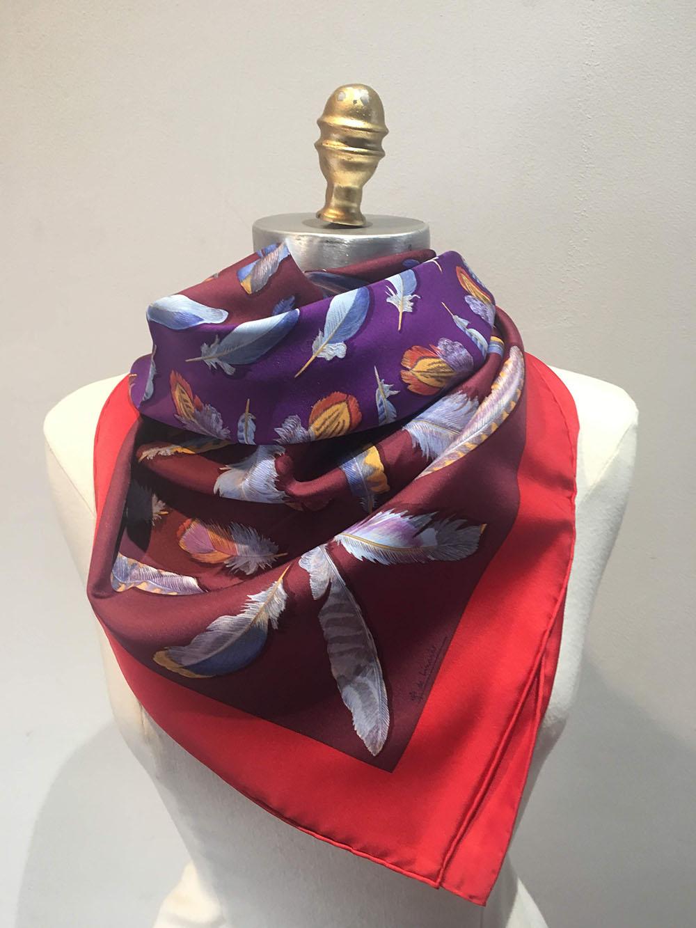 BEAUTIFUL Hermes vintage Plumes silk scarf in excellent condition. Original silk screen design c1953 by Henri de Linares features various multicolor beautiful bird feathers over a purple and maroon background surrounded by a red blue border. 100%