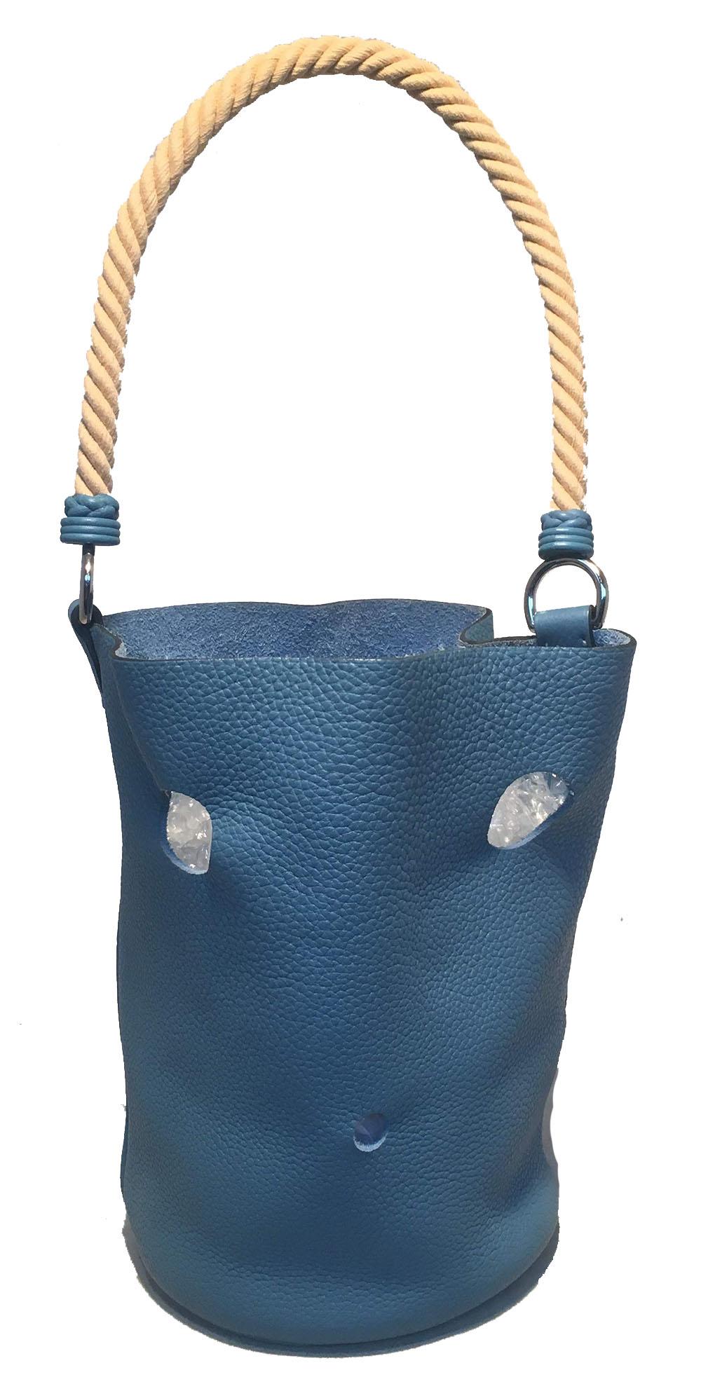 FABULOUS Hermes Blue Jean Taurillon Clemence Leder Mangeoire Rope handle Bucket Bag in ausgezeichnetem Zustand.  Blaues Jeans-Clemence-Leder, mit silbernen Beschlägen und gelaserten Löchern verziert. Oben gedrehter, beigefarbener Seilgriff.