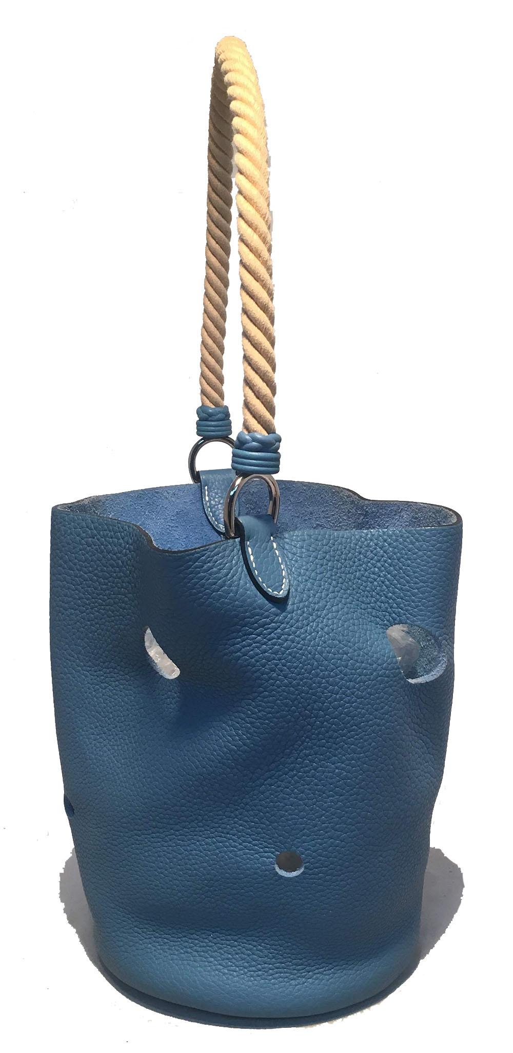Hermes Mangeoire Blaue Jean Taurillon Clemence Bucket Bag aus Leder mit Seilgriff Damen im Angebot