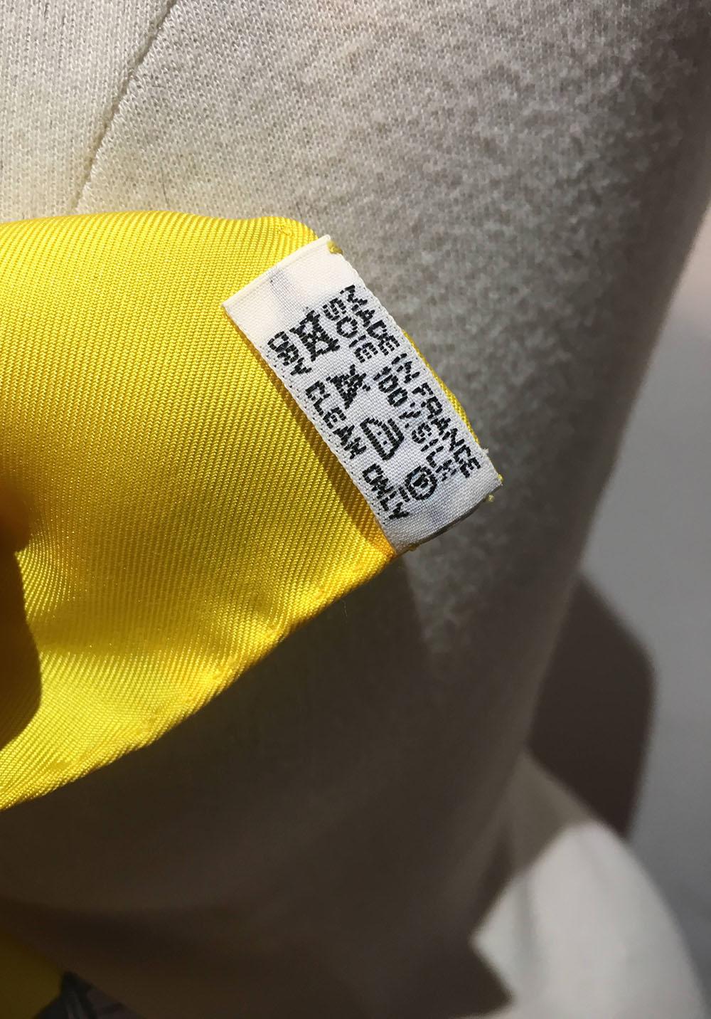 Foulard en soie Hermes Vue De Carrosse de la Galere la Reale en jaune  Excellent état - En vente à Philadelphia, PA