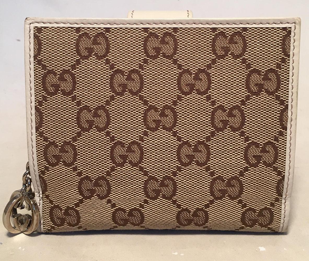 Portefeuille intemporel Gucci GG Monogram et cuir beige avec pochette zippée et boîte en excellent état. Extérieur en toile gg monogramme signature, garni de cuir beige et de matériel argenté. La fermeture à bouton-pression ouvre sur un intérieur en