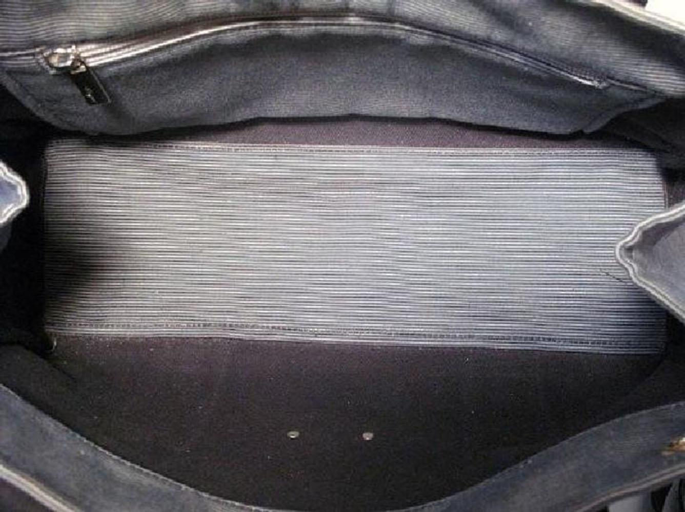 Diese lustige Ferragamo-Tasche ist in ausgezeichnetem Vintage-Zustand. Das Äußere besteht aus marineblauem und grauem, gewebtem Segeltuch mit Nadelstreifen, schwarzen Nylon-Schulterriemen und einem eingravierten, silberfarbenen Namensschild auf der