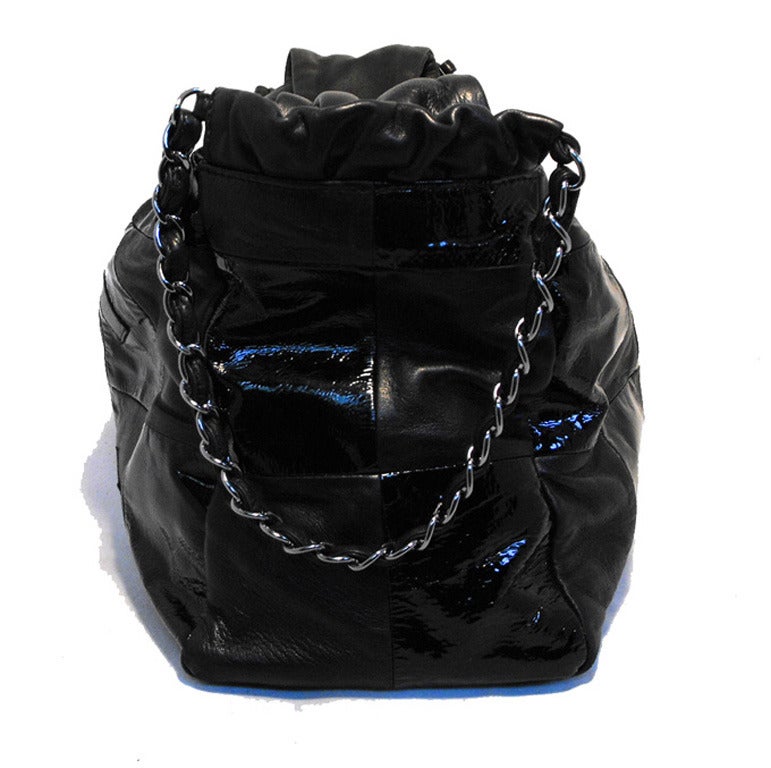 CLASSIC CHANEL schwarzes Leder kariert Einkaufen Schulter Tote in ausgezeichnetem Zustand.  Außen aus schwarzem Lamm- und Lackleder mit dem charakteristischen CC-Logo aus Lackleder auf der Vorderseite und silberner Hardware.  Zwei seitliche