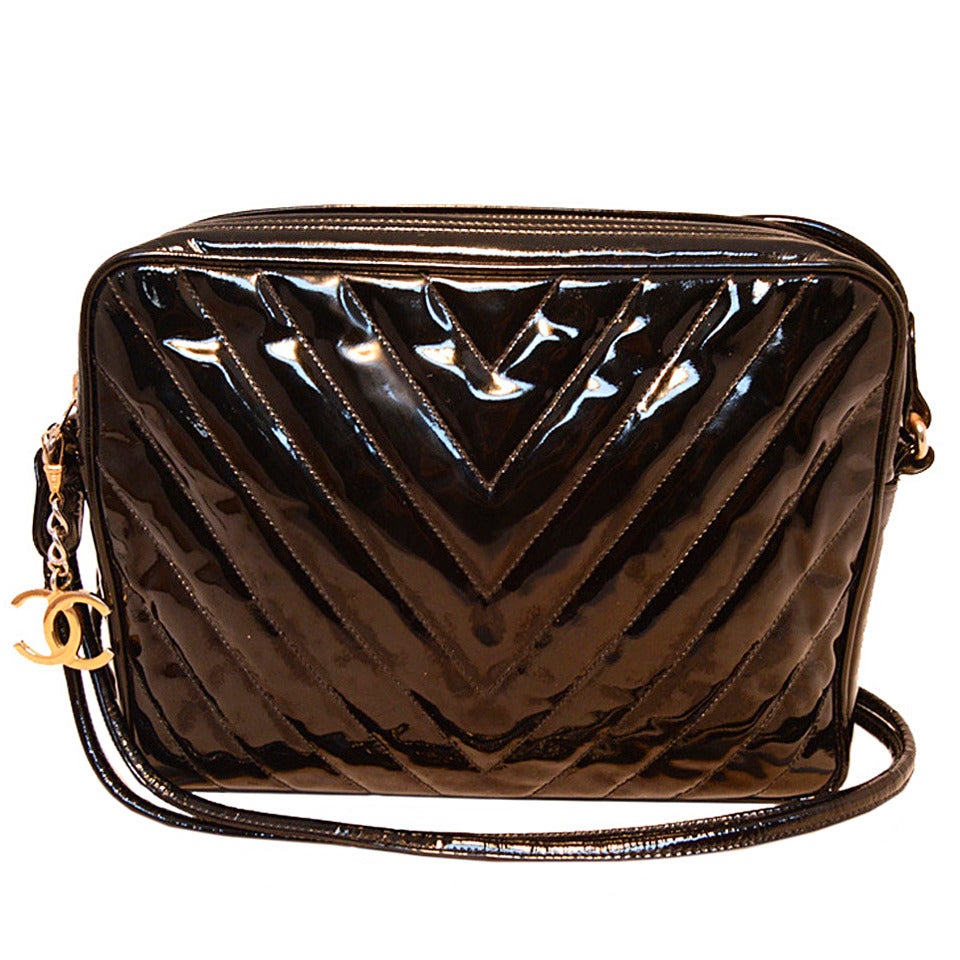 Chanel Vintage Black Patent Leather Chevron Quilted Shoulder Bag For Sale at 1stdibs