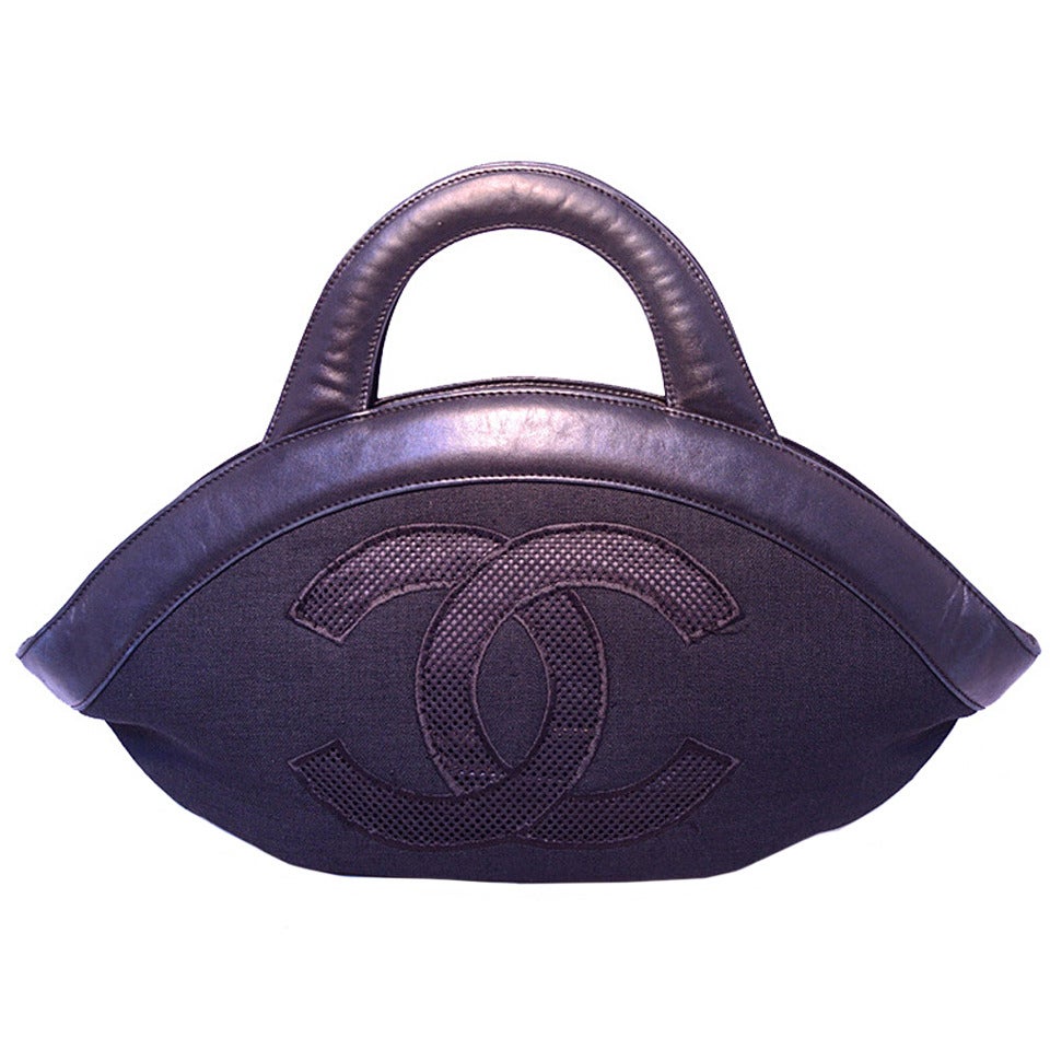FABULEUX fourre-tout CHANEL en lin noir tissé et cuir avec logo CC en excellent état.  Extérieur en lin noir tissé, garni de cuir noir et de ferrures en or mat.  La fermeture à glissière sur le dessus s'ouvre sur un intérieur doublé de nylon tissé