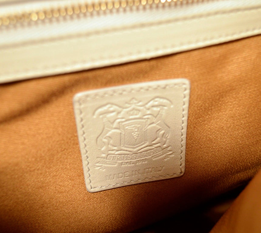 Trussardi Messenger-Umhängetasche aus Eidechse in Grau und Weiß mit Ring im Angebot 1