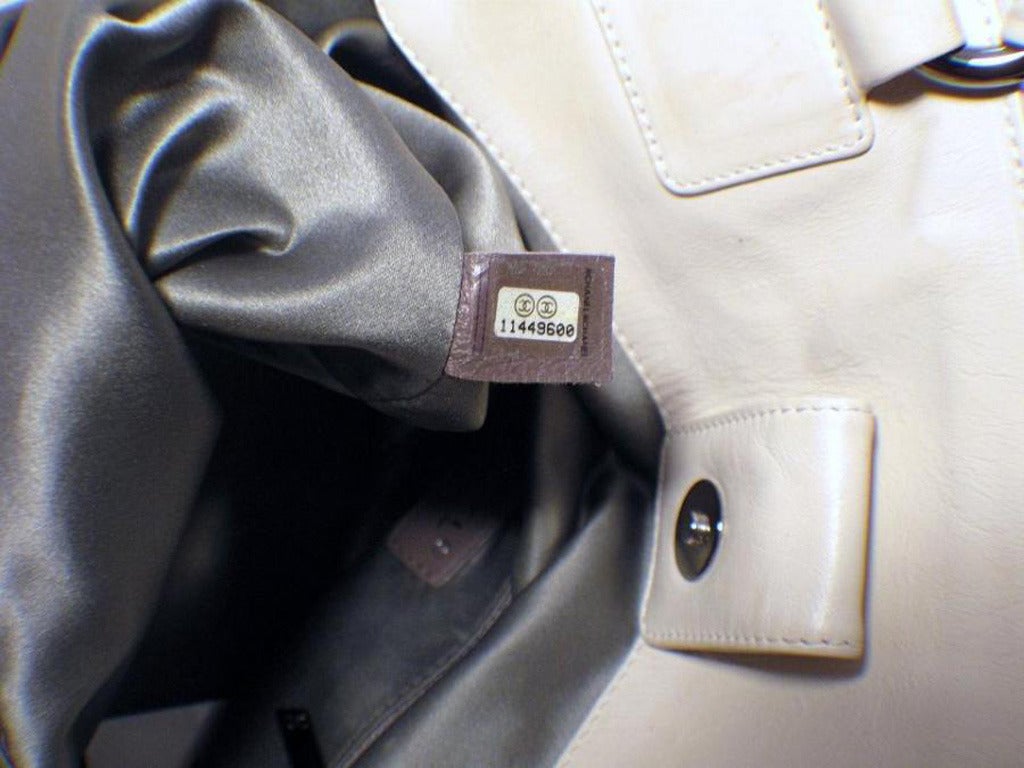 Chanel Cream Leather CC Chain Logo Handbag Tote In Excellent Condition In Philadelphia, PA