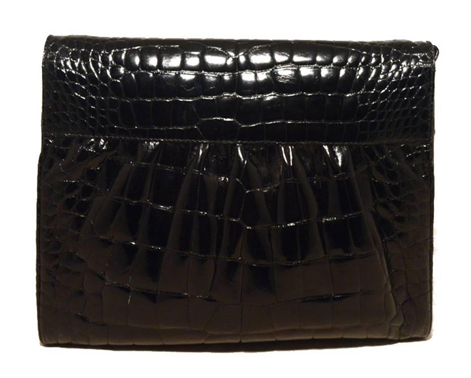 STUNNING VINTAGE GUCCI black alligator convertible shoulder bag in very good vintage condition.  Black alligator leather exterior trimmed with a matching black shoulder strap.  Front flap closure opens through a snap to a black leather lined