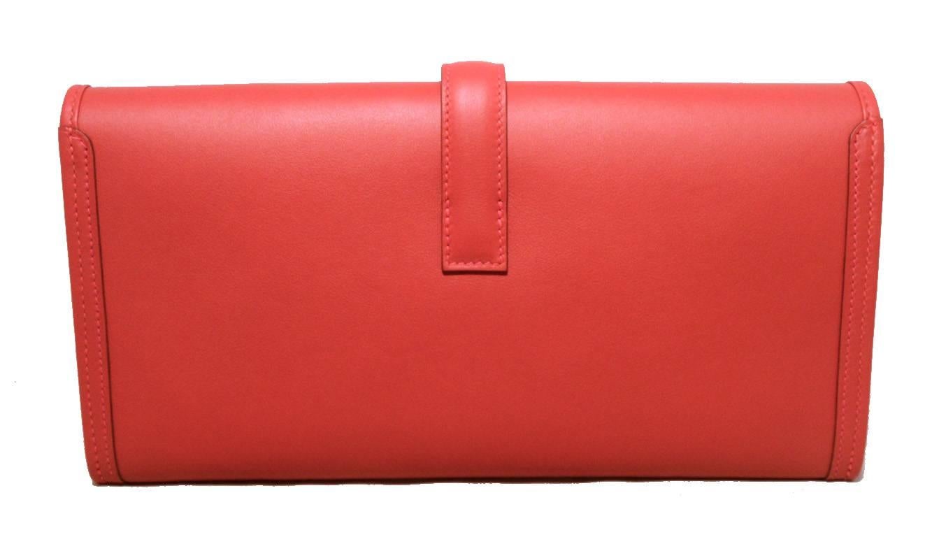 Stunning Hermes Red Jige Swift Leather Clutch In Excellent Condition In Philadelphia, PA