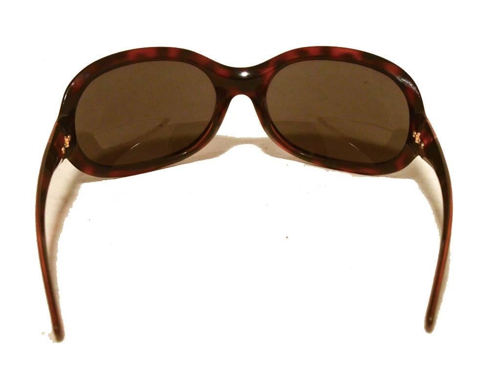 CLASSIC Gucci oval framed sunglasses in very good vintage condition.  Brown tortoiseshell curved frames with dark lenses.  Gold hardware engraved on both sides reads 