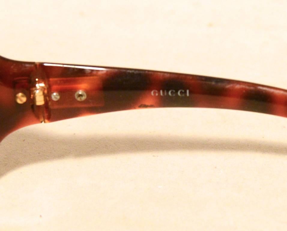 Gucci Brown Tortoiseshell Oval Frame Sunglasses In Good Condition In Philadelphia, PA