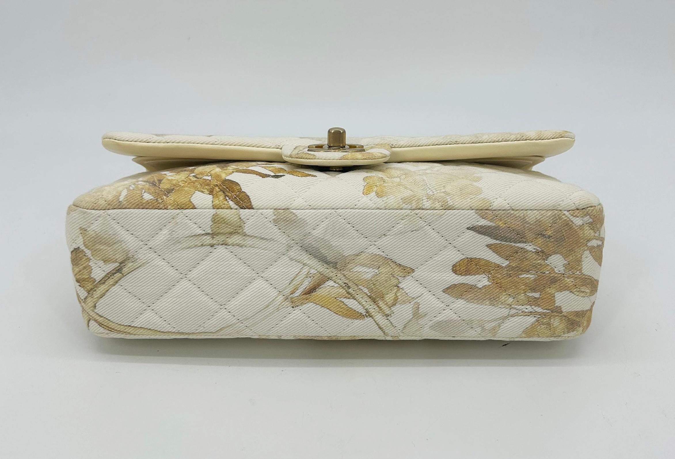 NWOT Chanel Denim Floral Print Medium Double Flap Classic 2.55 Pour femmes en vente