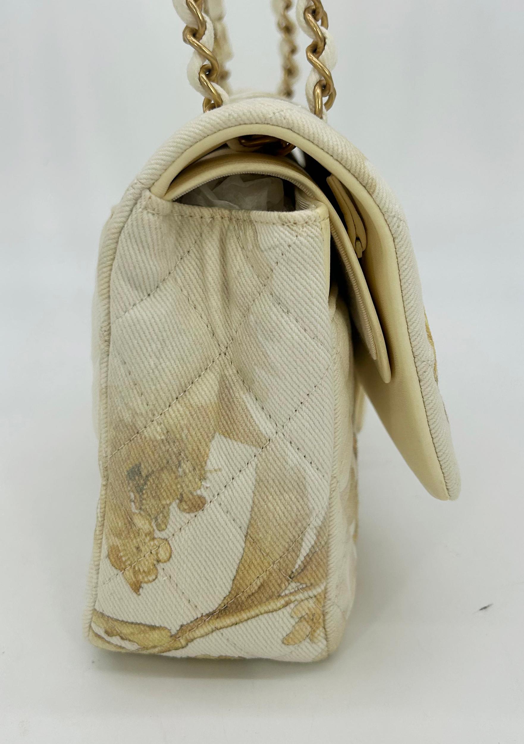 NWOT Chanel Denim Floral Print Medium Double Flap Classic 2.55 en excellent état. Rare, édition limitée Chanel double flap classique parfait pour les amateurs de Chanel et les collectionneurs de mode. Magnifique imprimé floral aquarelle ombrelle