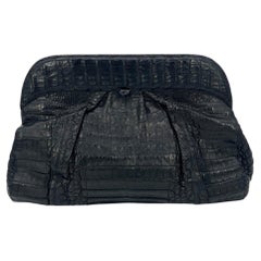 Pochette grande in pelle di coccodrillo nera con arricciature di Nancy Gonzalez