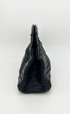Pochette grande in pelle di coccodrillo nera con arricciature di Nancy Gonzalez
