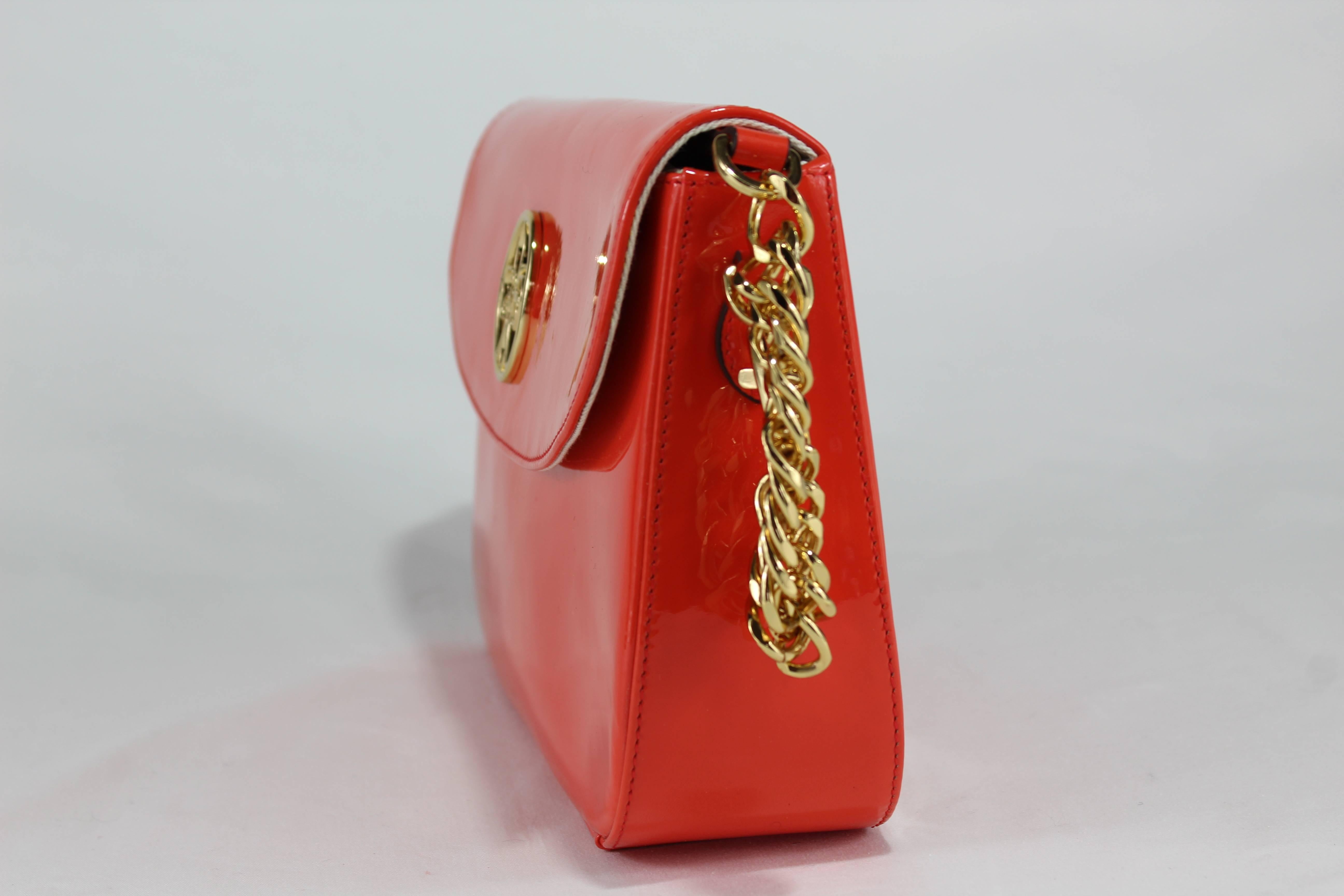 The handbag Postillon reminds on the earlier days of the postmen. Its classical but elegant form is the product of Italian leather craftmenship designed by Daniella di Royale and was produced in many colors with varnished leather but limited to only