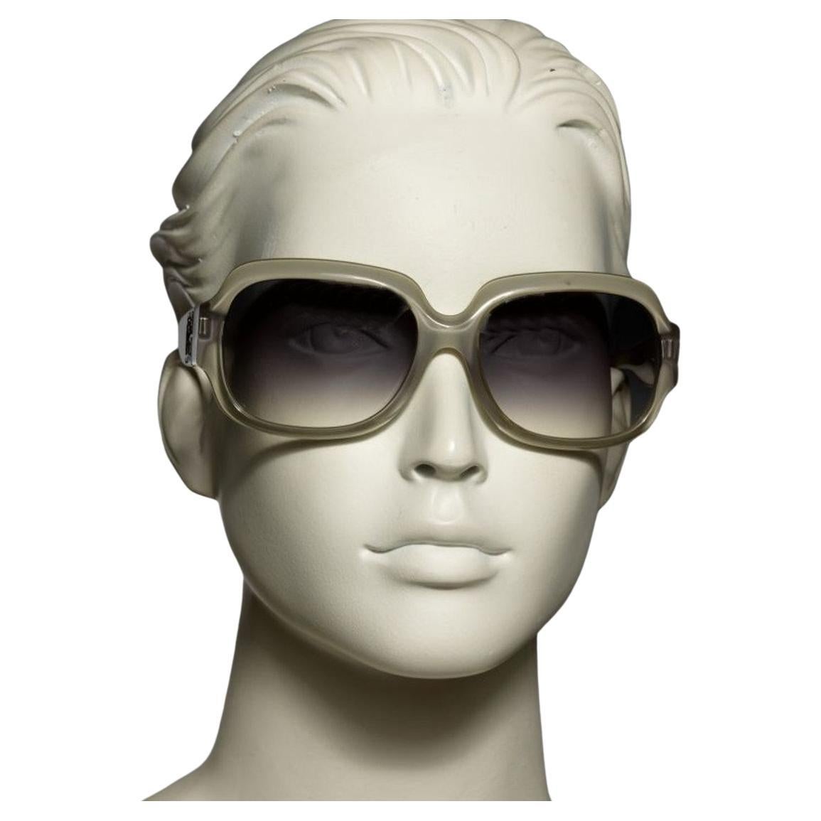 Nouvelles lunettes de soleil Fendi avec étui Neuf à Leesburg, VA