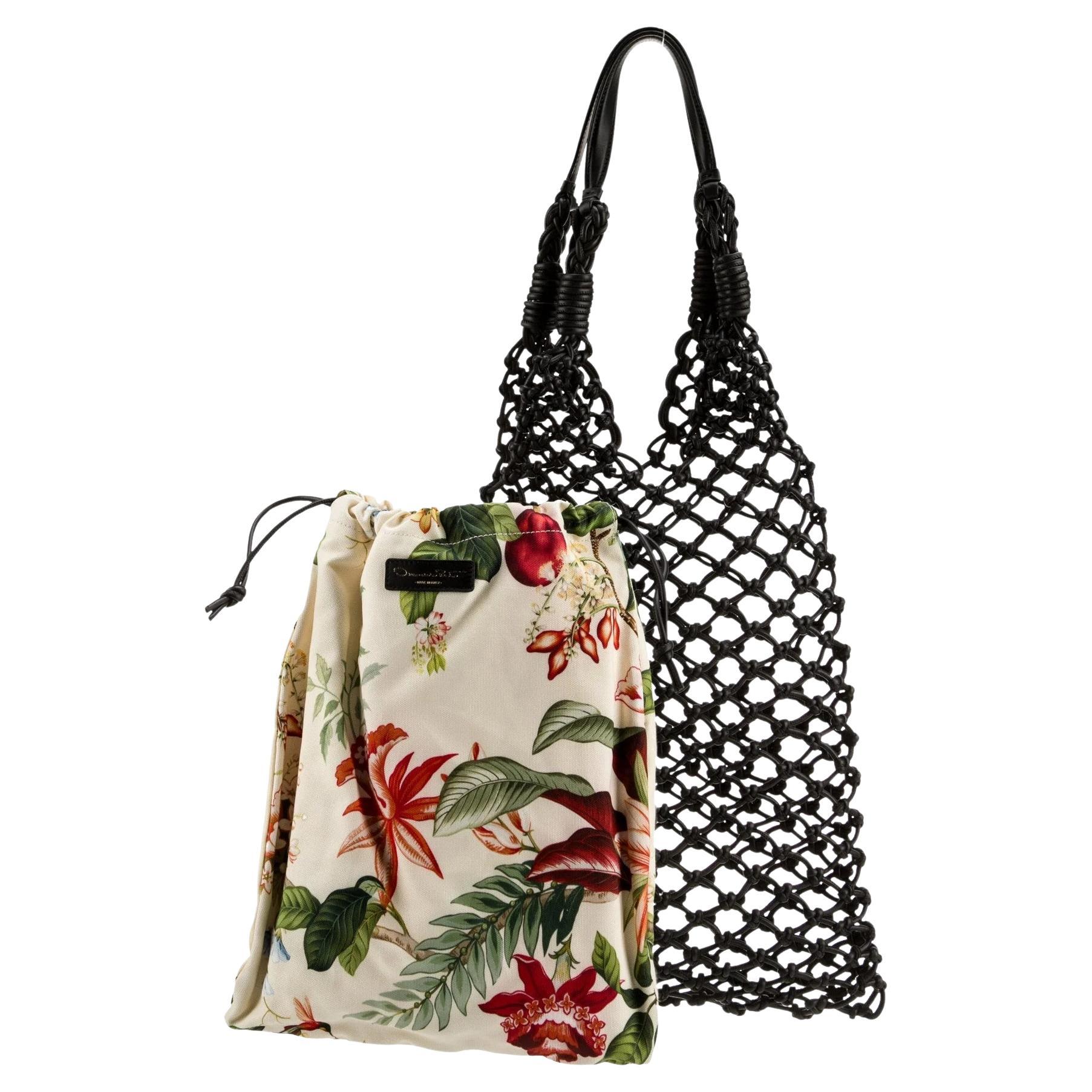 Oscar De La Renta
Neuf avec étiquettes et pochette de protection
Printemps 2024
$2990
Large

Inspiré par l'abondance des fleurs de la saison, ce fourre-tout noué est fabriqué en cuir Saffiano noir et comporte une pochette amovible en toile