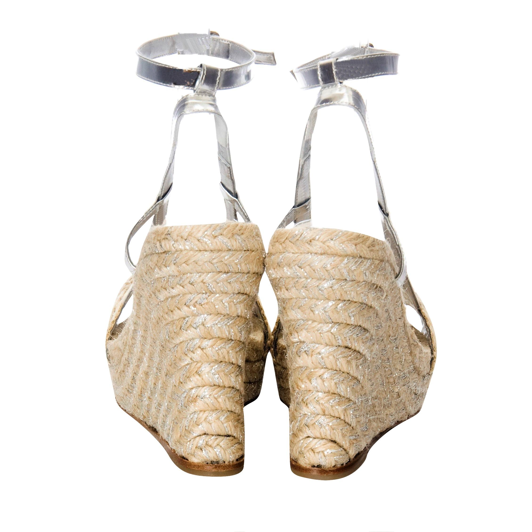 Kate Spade
Dalla sua collezione primavera 2005
La sua ultima collezione prima di vendere il marchio a Neiman Marcus
Disegnato da Kate Spade
Nuovo di zecca
Taglia 9

* A. Silver e Espadrillas beige
* A. Silver in pelle
* Cinturino regolabile alla
