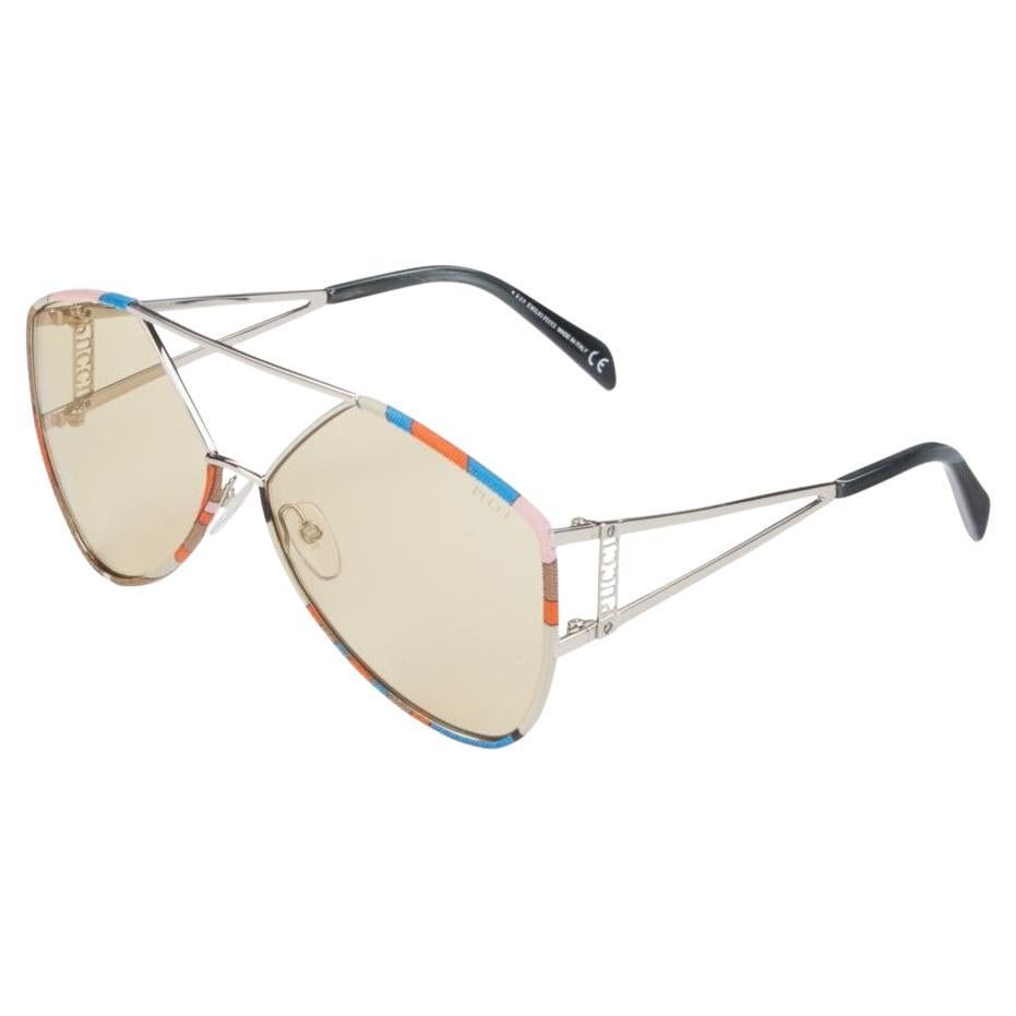 Nuevo
Gafas de sol Pucci 

Esta versión de las gafas de sol de aviador de Emilio Pucci presenta lentes esculturalmente cinceladas 
y marcos recubiertos de tela multicolor. 
100% protección UV
Lentes sólidas
Almohadillas nasales ajustables
Metal y